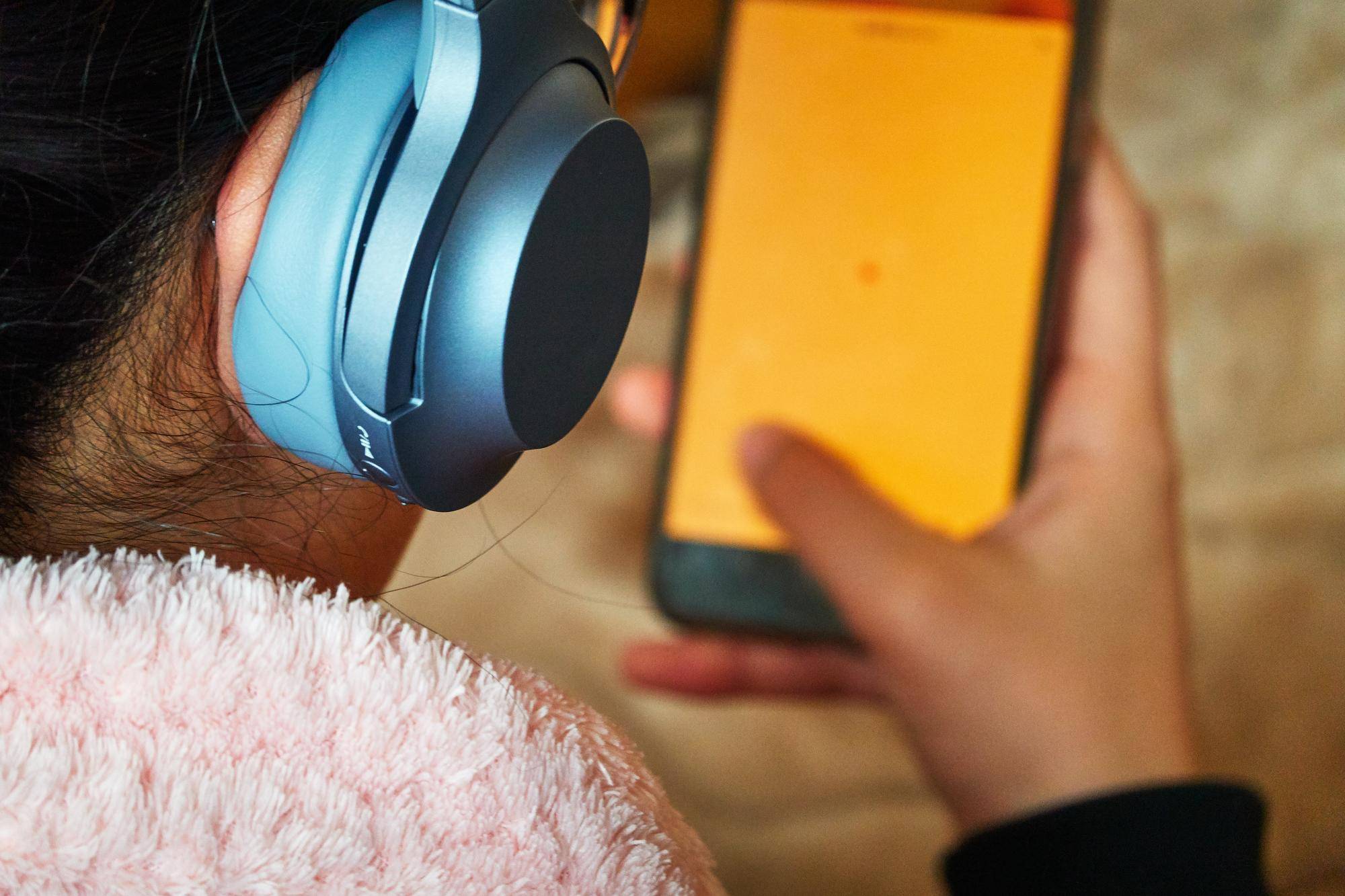 Jak pobrać audiobooka na telefon i cieszyć się słuchaniem w każdej chwili?
