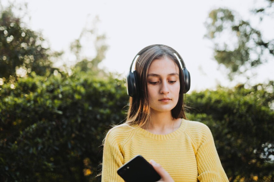 Na czym najlepiej słuchać audiobooków aby cieszyć się wygodą i jakością?