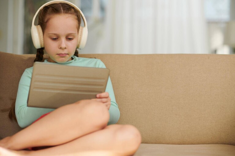Na czym odtwarzać audiobooki dla dzieci aby było wygodnie i bezpiecznie?